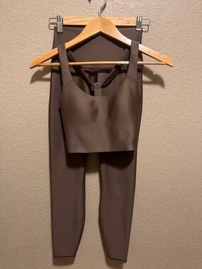 Alo Yoga Airlift Set XS - Sleek Bra Tank & 7/8 leggings in Mushroom